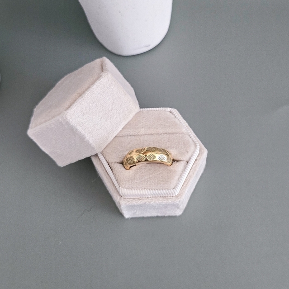 Stainless steel gold tone textured band new - Picture 3 of 6